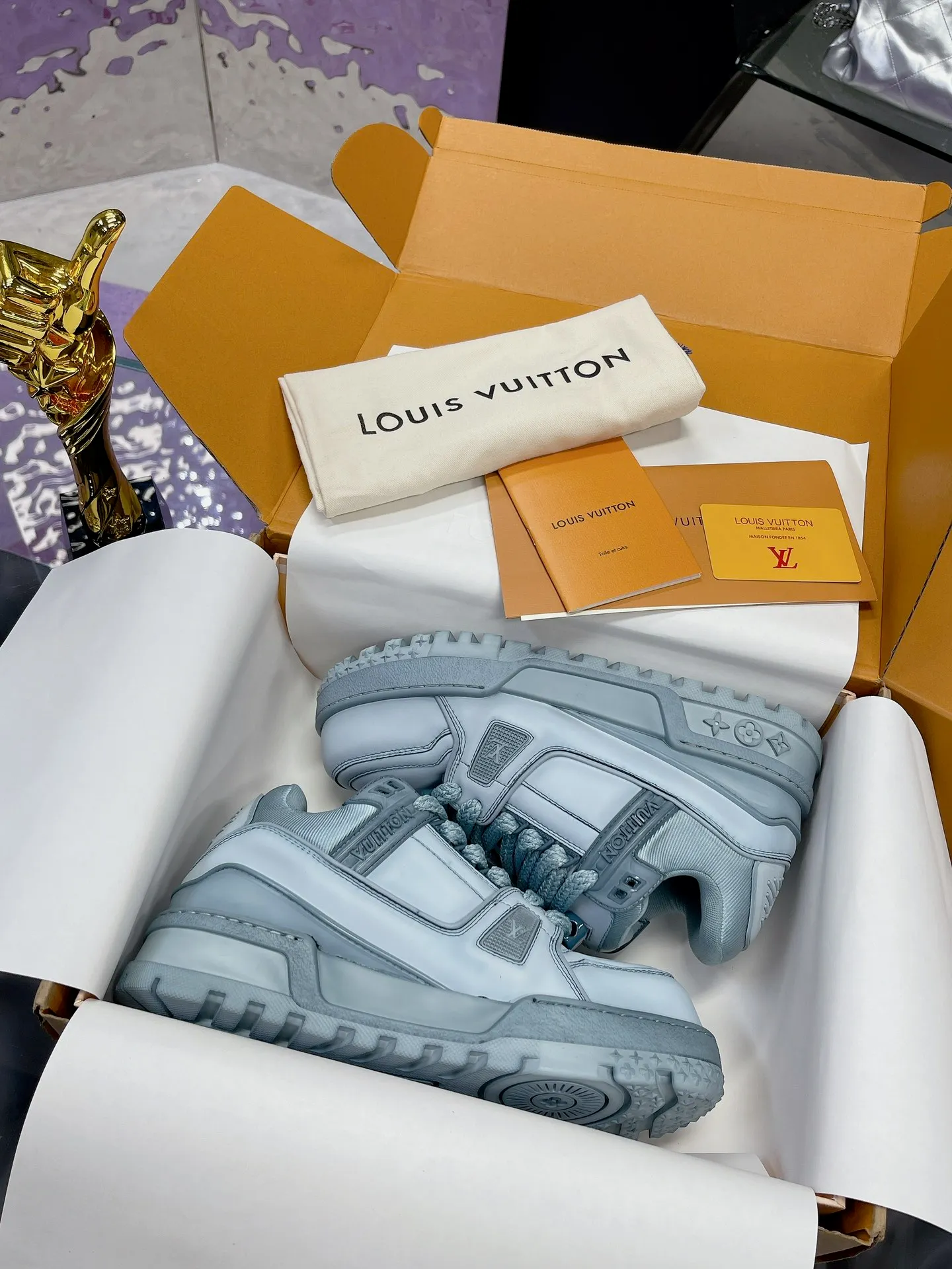 Men's shoes 💰1020❤️❤️❤️ LV donkey brand L's latest catwalk models Chubby Chubby Chubby Chubby TRAINER MAXI bread shoes Skateboard shoes Casual Couple models Sports shoes DIY beading Original purchase and development Production This LV Trainer Maxi sneaker is made of soft cow leather, with a large silhouette and convex outsole to reinterpret the original LV Trainer sneaker design, interpreting the inspiration of retro basketball shoes. Rubber LV monogrammed upper, Monogram floral outsole. Exquisite packaging at the delivery counter 🛍📦 ▪️Fabrics: Original customized imported first-layer cowhide ▪️Lining: Original customized breathable mesh lining ▪️Outsole: Original open-molded TPU combination outsole ▪️Sole thickness: 4CM ▪️Size: Women's 35-41 Men's 39-45